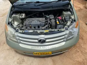Toyota IST 2005