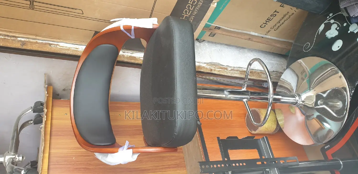 Confortable Bar Stool With Lather