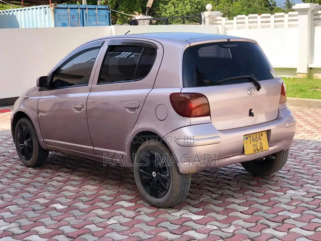Toyota Vitz 2005 Pink