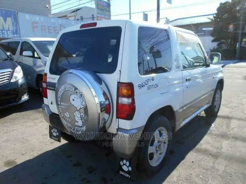 Mitsubishi Pajero 2000 White