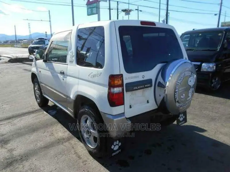 Mitsubishi Pajero 2000 White