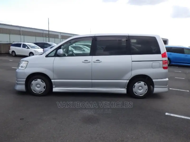 Toyota Noah 2002 Silver