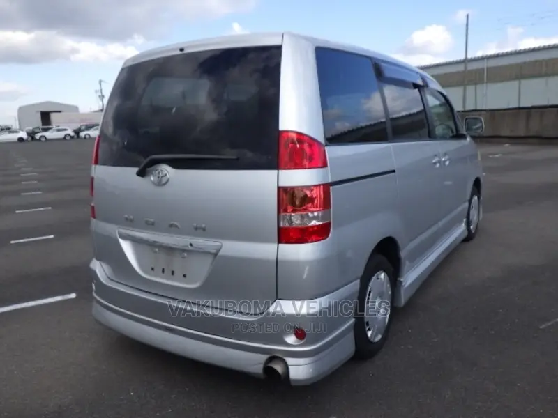 Toyota Noah 2002 Silver