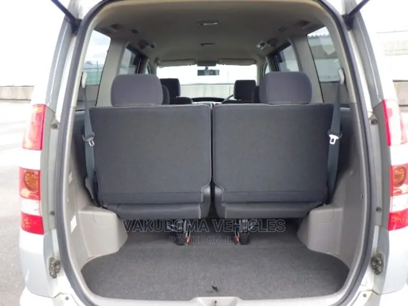 Toyota Noah 2002 Silver