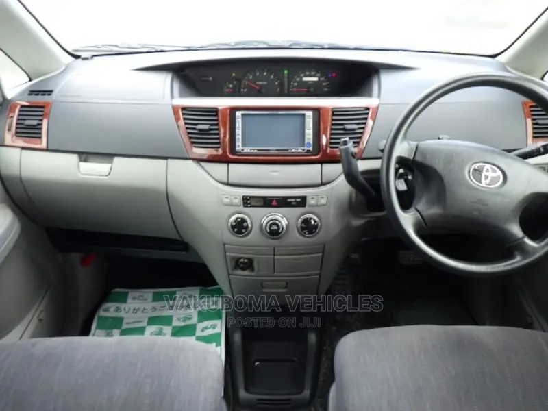 Toyota Noah 2002 Silver