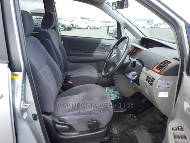 Toyota Noah 2002 Silver
