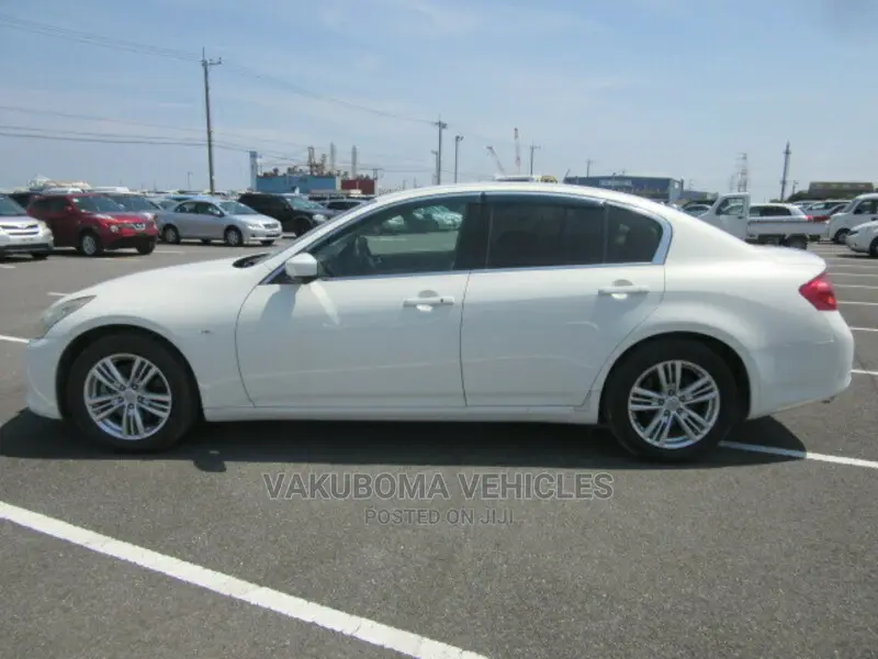 Nissan Skyline 2011 White