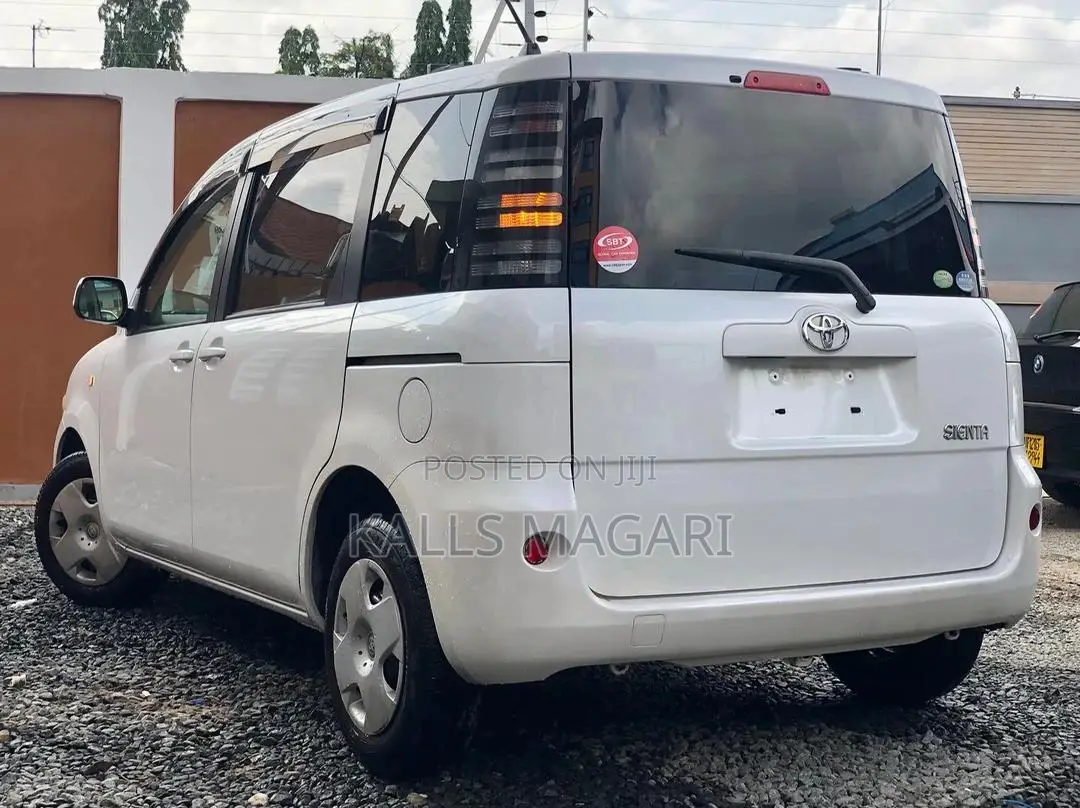 Toyota Sienta 2005 White