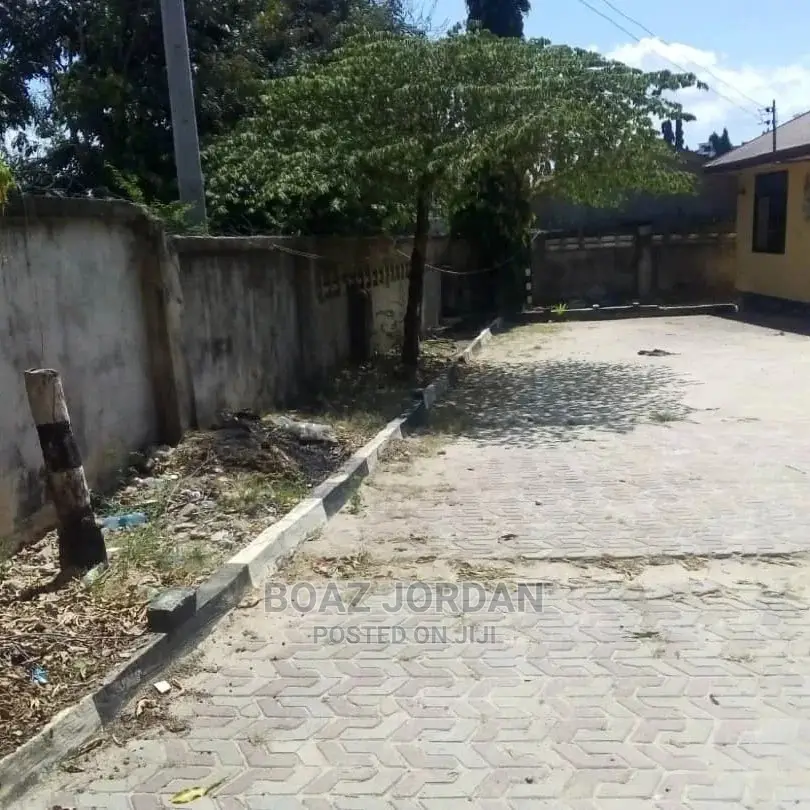 10bdrm Apartment in Graphite, Mbezi for Sale