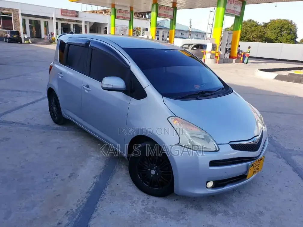 Toyota Ractis 2006 Silver