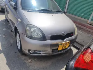 Photo - Toyota Vitz 2002 Gray