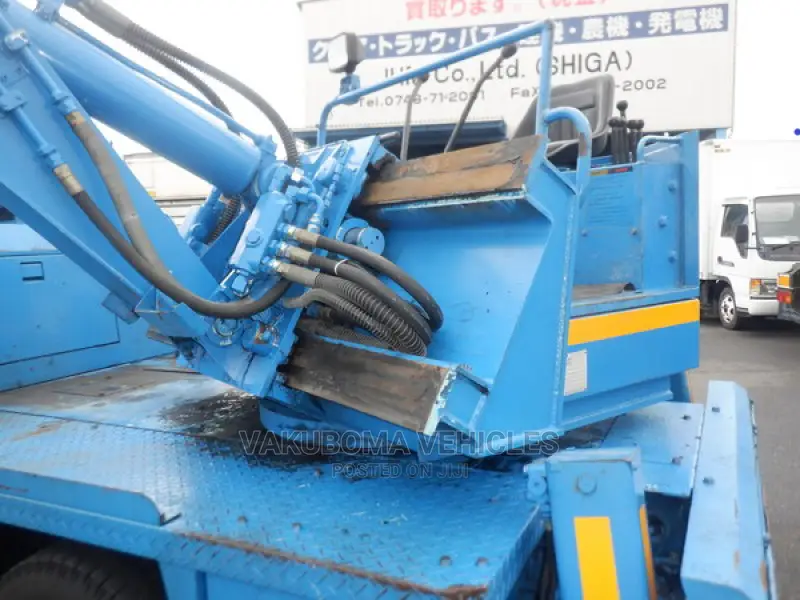 Isuzu Elf Excavator Truck