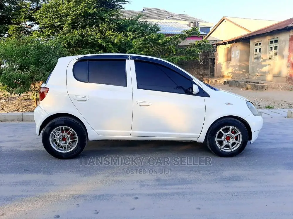Toyota Vitz 2001 White