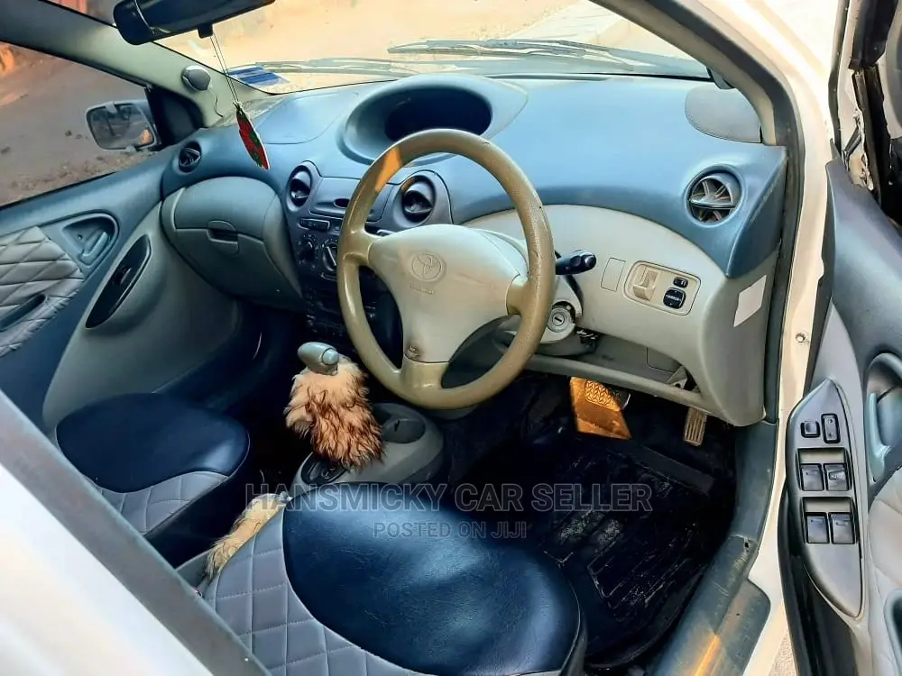 Toyota Vitz 2001 White