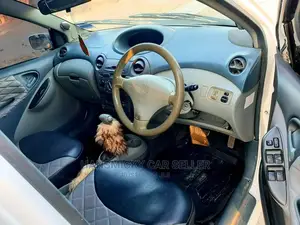 Toyota Vitz 2001 White