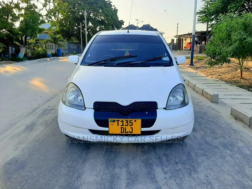 Toyota Vitz 2001 White