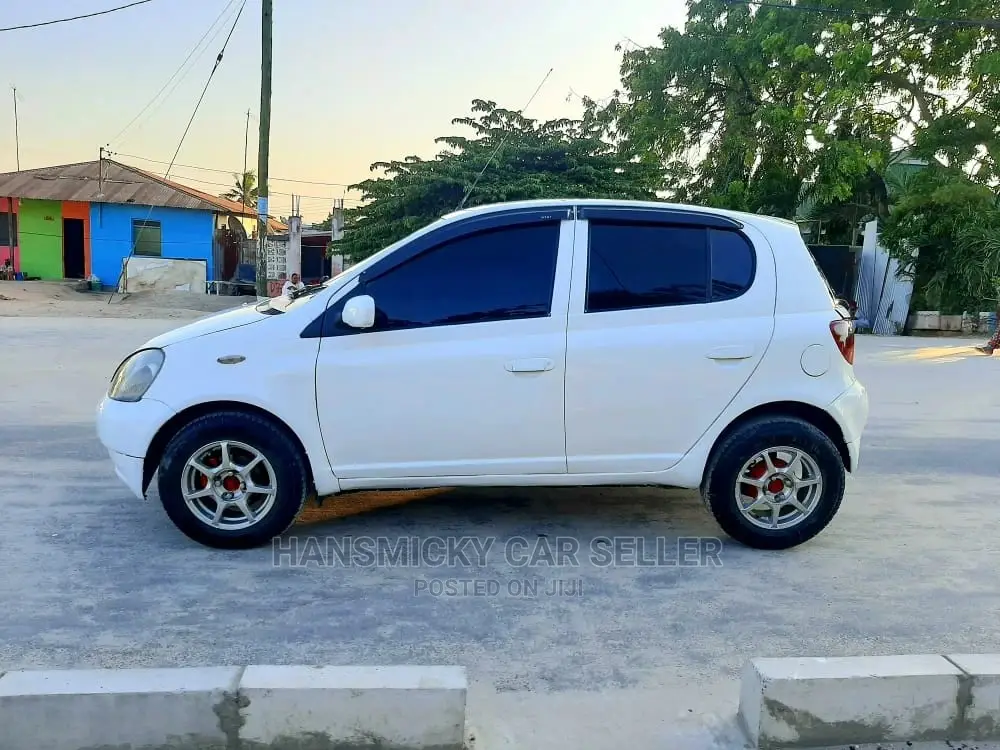 Toyota Vitz 2001 White