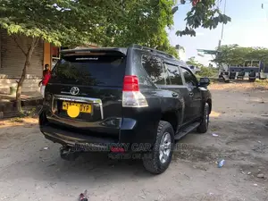 Toyota Land Cruiser Prado 2011 Gray