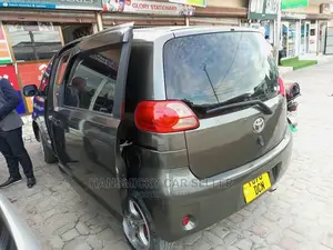 Toyota Porte 2005 Gray
