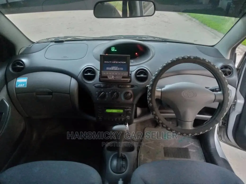 Toyota Vitz 2002 Silver