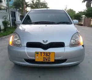 Toyota Vitz 2002 Silver