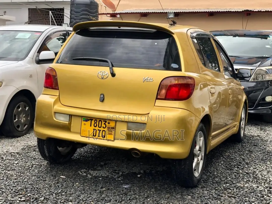 Toyota Vitz 2001 Gold
