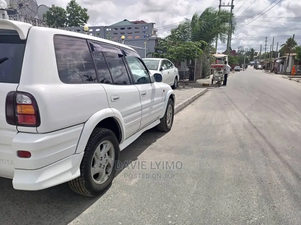Toyota RAV4 1999 White