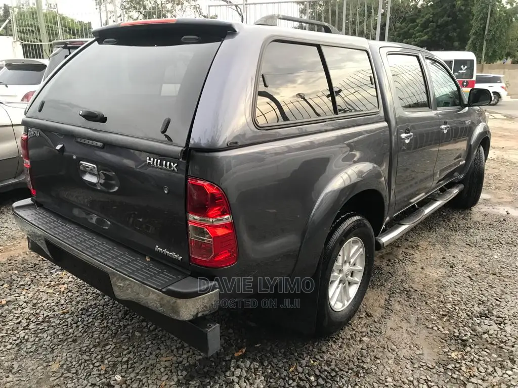 Toyota Hilux 2013 Gray