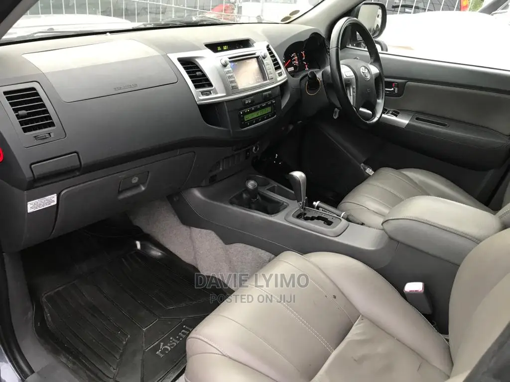 Toyota Hilux 2013 Gray