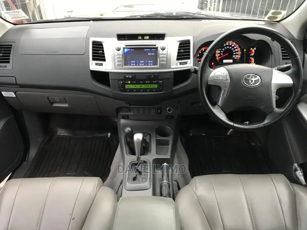 Toyota Hilux 2013 Gray