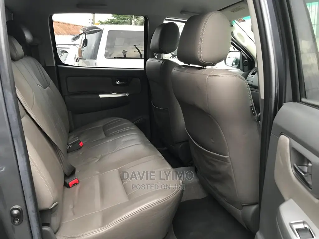 Toyota Hilux 2013 Gray