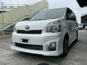 Toyota Voxy 2011 Pearl