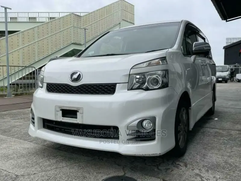 Toyota Voxy 2011 Pearl