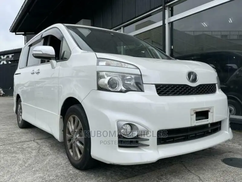 Toyota Voxy 2011 Pearl