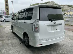 Toyota Voxy 2011 Pearl