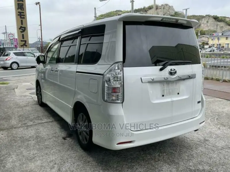 Toyota Voxy 2011 Pearl