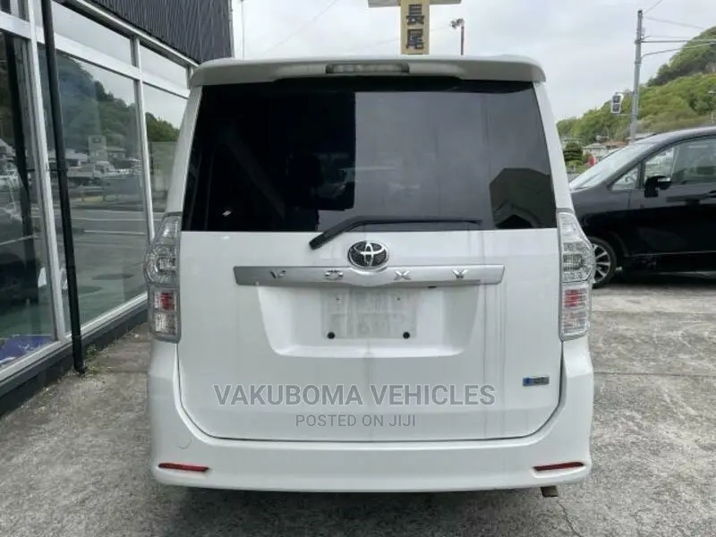 Toyota Voxy 2011 Pearl