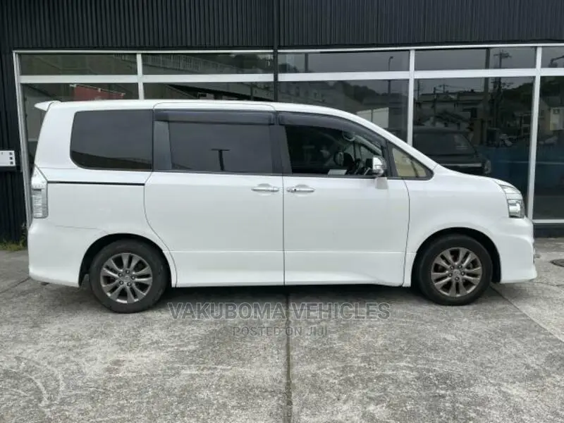 Toyota Voxy 2011 Pearl