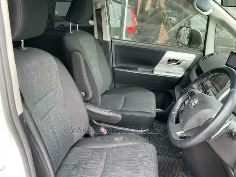 Toyota Voxy 2011 Pearl