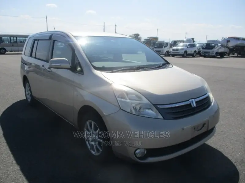 Toyota ISIS 2004 Gold