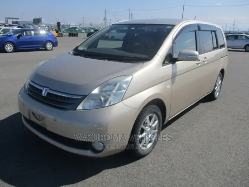 Toyota ISIS 2004 Gold