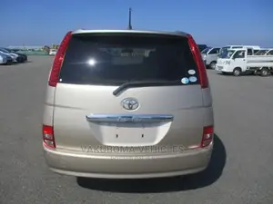 Toyota ISIS 2004 Gold