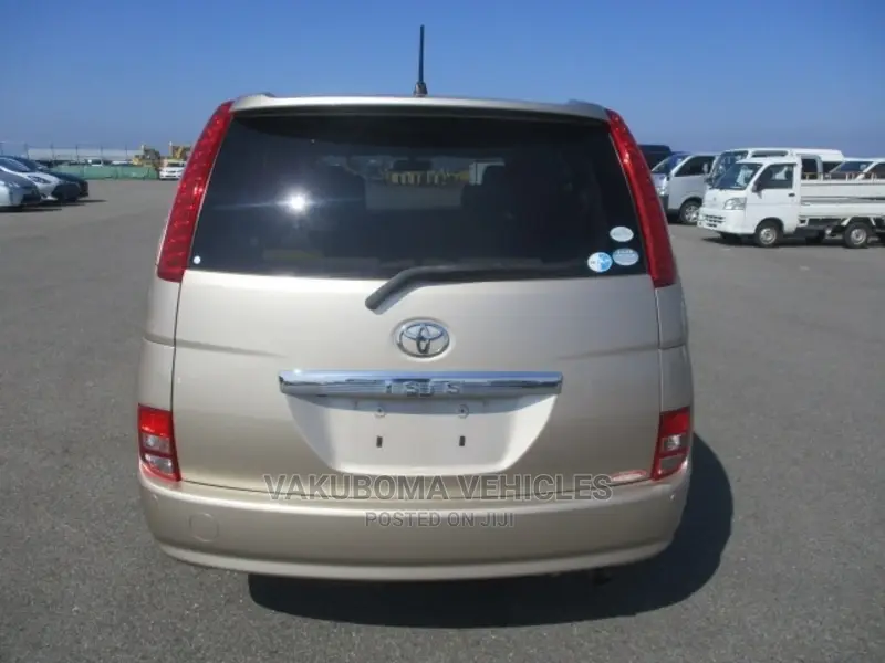 Toyota ISIS 2004 Gold