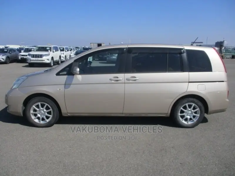 Toyota ISIS 2004 Gold