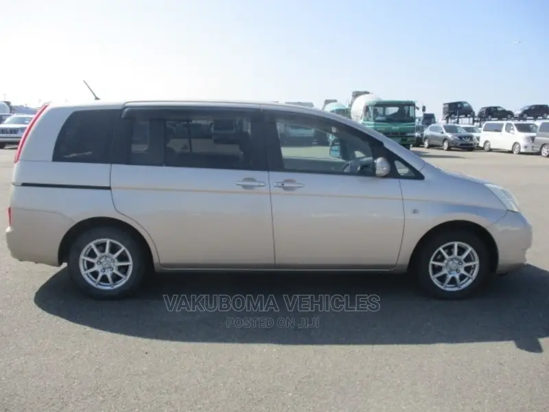 Toyota ISIS 2004 Gold