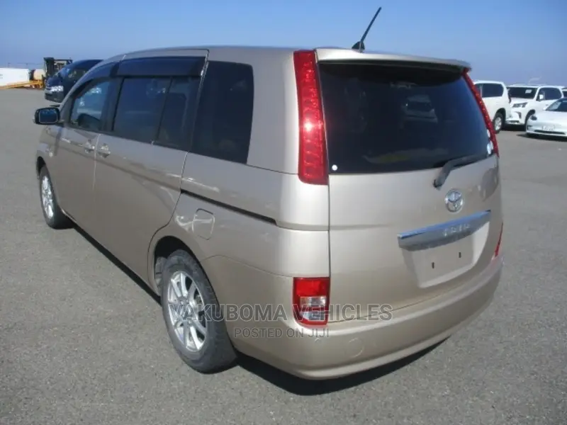 Toyota ISIS 2004 Gold