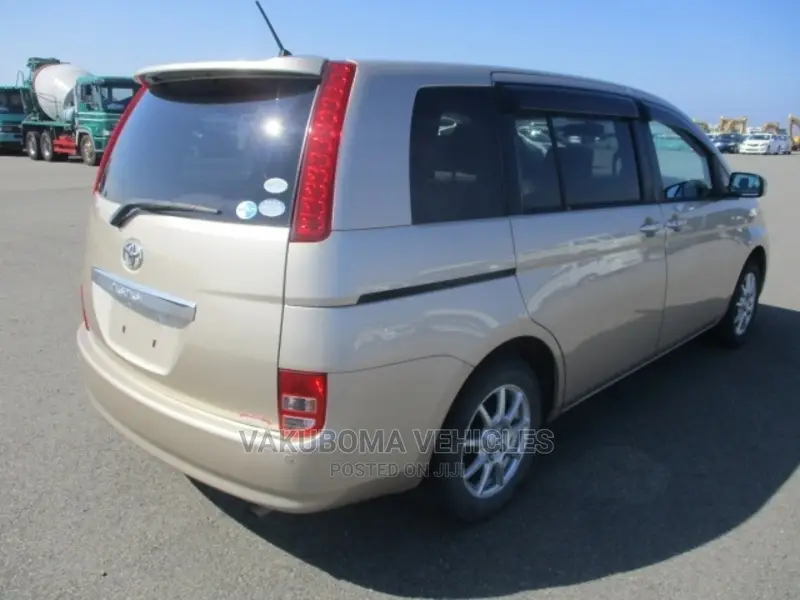 Toyota ISIS 2004 Gold