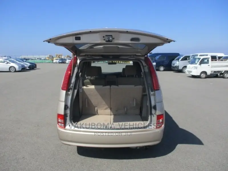 Toyota ISIS 2004 Gold