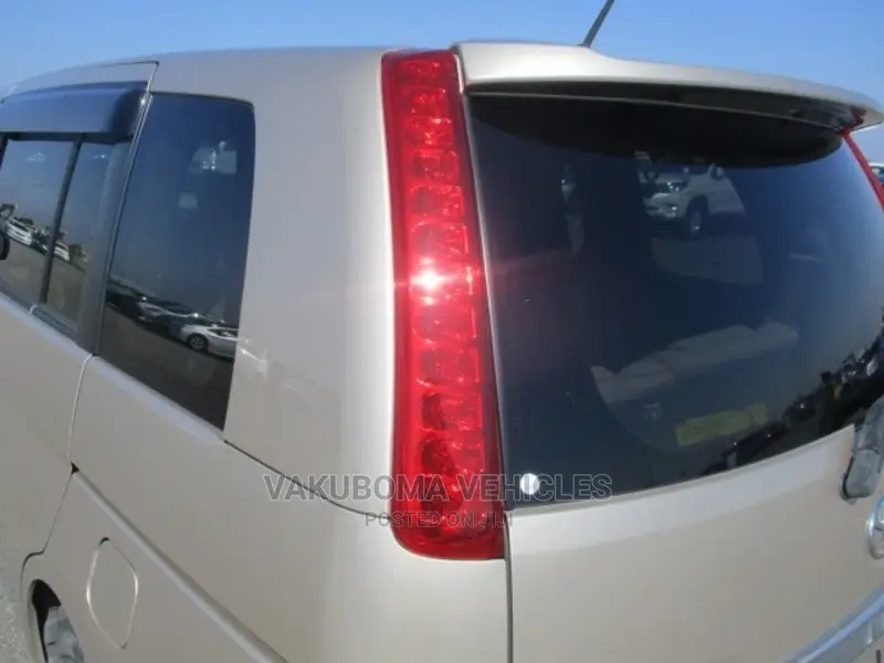 Toyota ISIS 2004 Gold