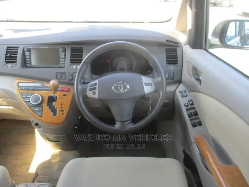 Toyota ISIS 2004 Gold